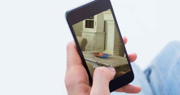 Animazione Persona Usando Smartphone Con Interni Salotto Casa Visualizzati Sullo — Video Stock