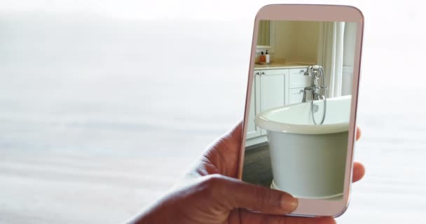 Animação Pessoa Usando Smartphone Com Casa Banho Interiores Exibidos Tela — Vídeo de Stock