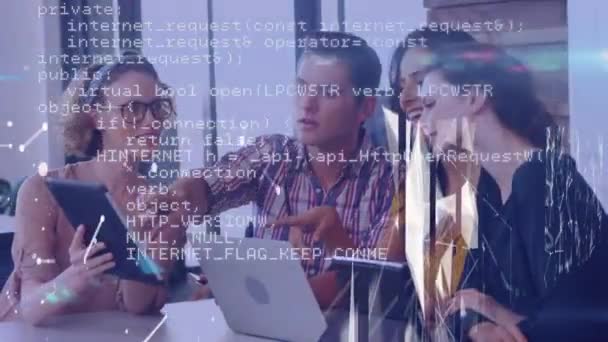 Ofisteki Dijital Tablet Dizüstü Bilgisayar Kullanılarak Meslektaşları Üzerinden Veri Işleme — Stok video