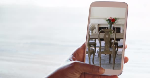 Animação Pessoa Usando Smartphone Com Interiores Sala Jantar Casa Exibida — Vídeo de Stock