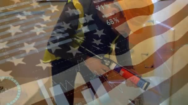 Bandeira americana sobre trabalhador local usando pistola de cola. — Vídeo de Stock