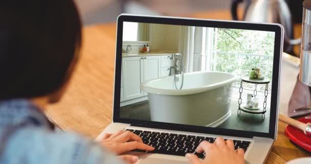 Animação Pessoa Usando Laptop Com Casa Sentado Banheiro Exibido Tela — Vídeo de Stock