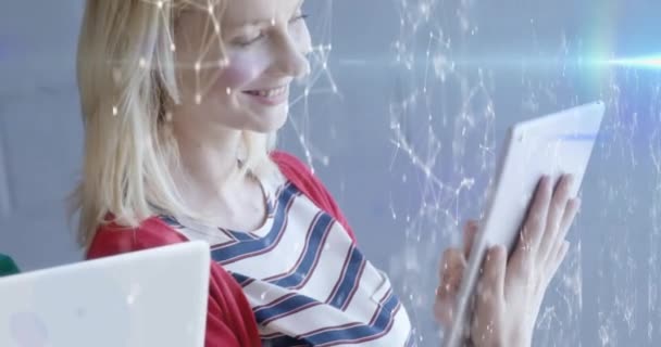 Ofiste Dizüstü Bilgisayar Dijital Tablet Kullanan Kadınların Üzerinde Dönen Simgelerle — Stok video