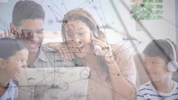 가족과 연결되어 네트워크의 애니메이션으로 집에서 노트북으로 비디오 통화를 글로벌 온라인 — 비디오