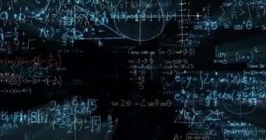 Siyah arkaplanda yüzen matematiksel denklemlerin animasyonu. Okul kavramına geri dönüş dijital olarak oluşturulan imaj.