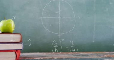 Matematiksel denklemlerin animasyonu arka planda kara tahta olan kitaplar ve elmanın üzerinde yüzüyor. Okul kavramına geri dönüş dijital olarak oluşturulan imaj.