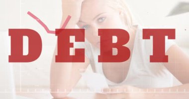 Kafkasyalı kadın ve Amerikan doları banknotlarının düşüşü üzerine kırmızı çizgili finansal veri işleme ile Dept metninin animasyonu. Küresel finans iş ekonomisi konsepti dijital olarak oluşturulmuş görüntü.