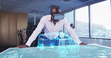 VR kulaklık takan bir iş adamının animasyonu. Masada 3D planı var.