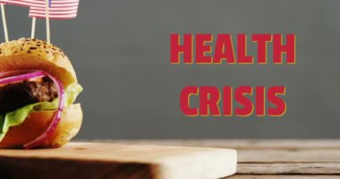 Hamburgerin üzerinde üç Amerikan bayrağı olan gri arkaplan üzerindeki metin sağlığı krizinin animasyonu. Küresel sağlık krizi obezite kavramı dijital olarak oluşturulmuş görüntü.