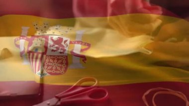İspanyol bayrağının orta kesiminde dalgalanması kendini izole eden kadın Covid19 Coronavirus salgınında yüz maskesi yapıyor. Dijital olarak üretilen küresel koronavirüs pandemik konsepti.