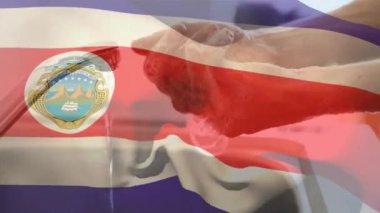 Kosta Rika bayrağının Covid 19 Coronavirus 'a karşı korunan ellerini yıkayan kadının orta kısmında dalgalanması. Dijital olarak üretilen küresel koronavirüs pandemik konsepti.