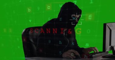 Yeşil ekranda dizüstü bilgisayar kullanan kar maskeli hacker ve güneş gözlüklü hacker için siber saldırı uyarısıyla dijital arayüzün animasyonu. Küresel ağ çevrimiçi güvenlik kavramı dijital bileşimi.
