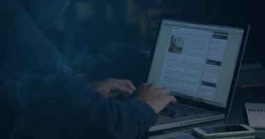 Bilgisayar kullanarak ikon ve hacker ağıyla çevrimiçi güvenlik asma kilidi üzerinden dijital arayüzün animasyonu. Küresel ağ çevrimiçi güvenlik kavramı dijital bileşimi.