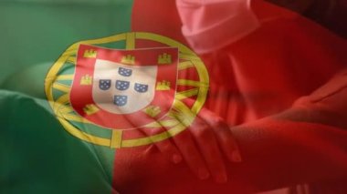 Kafkas maskeli bir kadının üzerinde sallanan Portekiz bayrağı Covid 19 Coronavirüs 'ten korunuyor, kendini izole eden ev. Dijital olarak üretilen küresel koronavirüs pandemik konsepti.