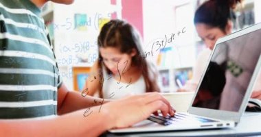 Okul çocuğunun üzerinde yüzen matematik denklemlerinin animasyonu arka planda sınıf arkadaşları olan dizüstü bilgisayarla. Okul kavramına geri dönüş dijital olarak oluşturulan imaj.