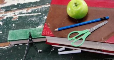 Okul ekipmanlarının üzerinde yüzen matematiksel denklemlerin yeşil arka planda canlandırılması. Okul kavramına geri dönüş dijital olarak oluşturulan imaj.