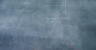 Matematiksel denklemlerin animasyonu kitapların, elmanın ve renkli kalemlerin üzerinde yüzüyor ve arka planda karatahta var. Okul kavramına geri dönüş dijital olarak oluşturulan imaj.