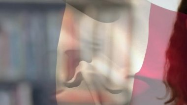 Fransız bayrağının Covid 19 Coronavirus 'a karşı koruyucu maske takan beyaz bir kadının portresinin üzerinde dalgalanması. Dijital olarak üretilen küresel koronavirüs pandemik konsepti.