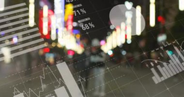 Finansal veri işleme animasyonunun şehir manzarası üzerinde akşamları odak sokak ışıkları kapalı. Küresel finans iş ekonomisi konsepti dijital olarak oluşturulmuş görüntü.