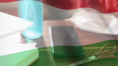 Kadının orta kesiminde Macar bayrağının canlandırılması kendini izole eden ev, Covid19 Coronavirus salgınında yüz maskesi yapıyor. Dijital olarak üretilen küresel koronavirüs pandemik konsepti.