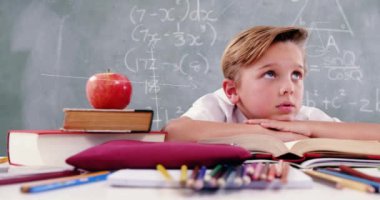 Okul çocuğunun üzerinde yüzen matematiksel denklemlerin animasyonu masada oturuyor ve arka planda karatahtayla başka yere bakıyor. Okul kavramına geri dönüş dijital olarak oluşturulan imaj.