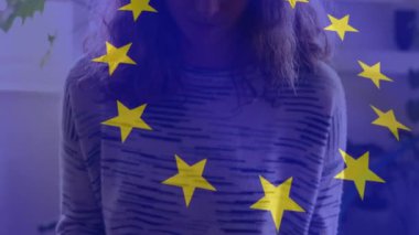Avrupa Birliği bayrağının beyaz kadının orta kesiminde dalgalanması evde kendini izole etmesi, Covid 19 salgını sırasında dikiş dikmesi. Dijital olarak üretilen küresel koronavirüs pandemik konsepti.