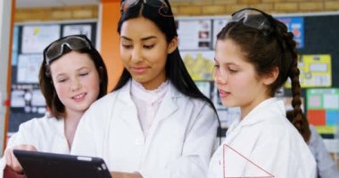 Matematiksel denklemlerin animasyonu okul çocuklarının üzerinde yüzüyor laboratuvar önlüğü giyip tablet bilgisayar kullanıyorlar. Okul kavramına geri dönüş dijital olarak oluşturulan imaj.