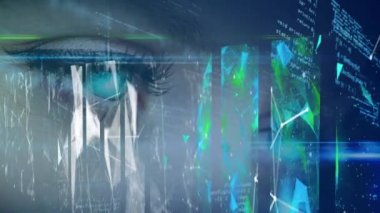 Ekranlardaki dijital arayüz veri işlemesi sırasında göz kırpan kadının animasyonu. Küresel teknoloji çevrimiçi ağ konsepti dijital olarak oluşturulmuş görüntü.