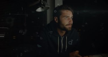 Arka planda devre kartı olan bir bilgisayar kullanarak çevrimiçi güvenlik asma kilidi ile dijital arayüzün animasyonu. Küresel ağ çevrimiçi güvenlik kavramı dijital bileşimi.