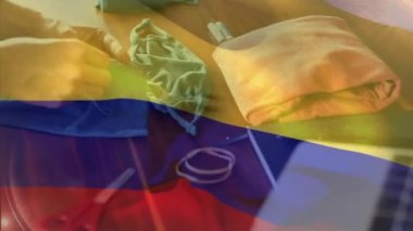 Kolombiya bayrağının kendini izole eden kadının üzerinde dalgalanması Covid 19 Coronavirus 'a karşı koruyucu yüz maskesi yapıyor. Dijital olarak üretilen küresel koronavirüs pandemik konsepti.