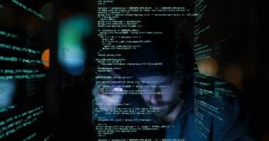 Şehirdeki fener kullanarak, başlıktaki hackerların veri işleme sistemiyle dijital arayüzün animasyonu. Küresel ağ çevrimiçi güvenlik kavramı dijital bileşimi.