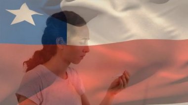 Şili bayrağının evde oturup ateşini ölçen beyaz bir kadının üzerinde dalgalanması. Dijital olarak üretilen küresel koronavirüs pandemik konsepti.