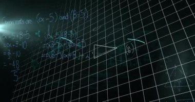 Siyah arkaplanda yüzen matematiksel denklemlerin animasyonu. Okul kavramına geri dönüş dijital olarak oluşturulan imaj.