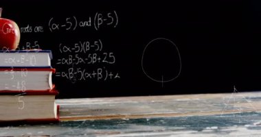 Kitapların üzerinde yüzen matematiksel denklemlerin animasyonu ve siyah arka planda bir elma. Okul kavramına geri dönüş dijital olarak oluşturulan imaj.