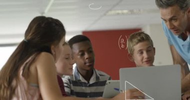 Dizüstü bilgisayar kullanarak ve konuşarak okul çocukları ve öğretmenlerin üzerinde yüzen matematiksel denklemlerin animasyonu. Okul kavramına geri dönüş dijital olarak oluşturulan imaj.