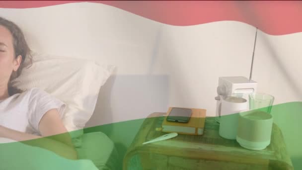 Animação Bandeira Húngara Acenando Sobre Uma Mulher Caucasiana Doente Deitada — Vídeo de Stock