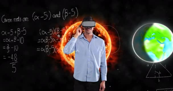 Matematiksel Denklemlerin Animasyonu Gözlük Takan Öğretmenin Üzerinde Yüzen Güneş Sistemi — Stok video