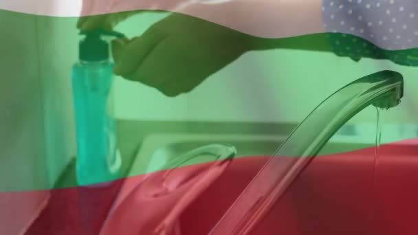 Animasi Bendera Bulgaria Melambaikan Tangan Tengah Wanita Yang Sedang Mencuci — Stok Video