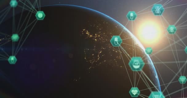 Анимация Сетей Связи Зелеными Медицинскими Иконами Над Вселенной Планетой Земля — стоковое видео
