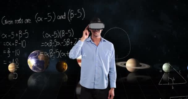 数学方程和太阳系的动画飘浮在老师的上方 戴着Vr护目镜 教育回到学校概念数字生成的图像 — 图库视频影像