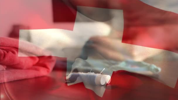 瑞士国旗在女性自我隔离家庭的中段飘扬 在科维德19型高头牛流感大流行中制造了面具 全球大肠癌流行概念数字生成图像 — 图库视频影像
