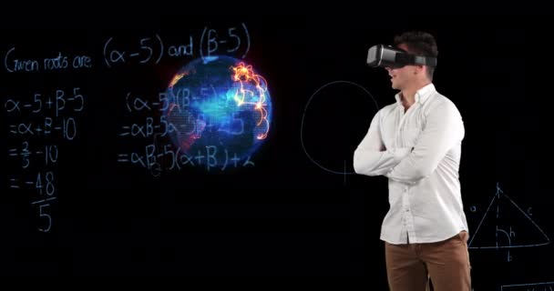 Vrゴーグルを装着した先生の上に浮かぶ数学方程式と回転球のアニメーション 学校のコンセプトに戻る教育デジタル生成された画像 — ストック動画