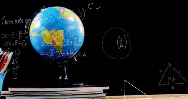 Animation Mathematischer Gleichungen Die Über Dem Globus Schweben Buntstifte Notizbücher — Stockvideo