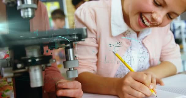 用化学设备在课桌上漂浮的数学方程的动画 写在笔记本上 教育回到学校概念数字生成的图像 — 图库视频影像