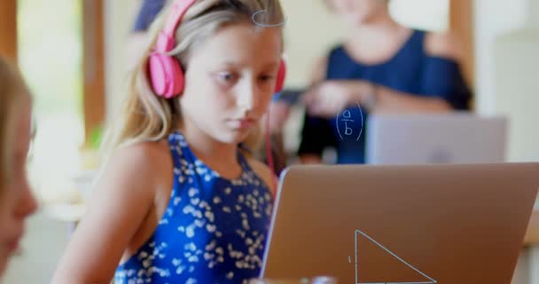 배경에는 동급생들과 노트북을 사용하여 학생들 방정식의 애니메이션이 학교의 개념으로 돌아가서 — 비디오