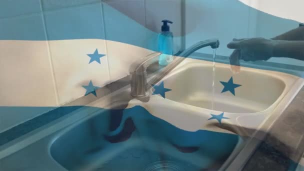 Animacja Honduraskiej Flagi Falująca Nad Środkową Częścią Kobiety Myjącej Ręce — Wideo stockowe