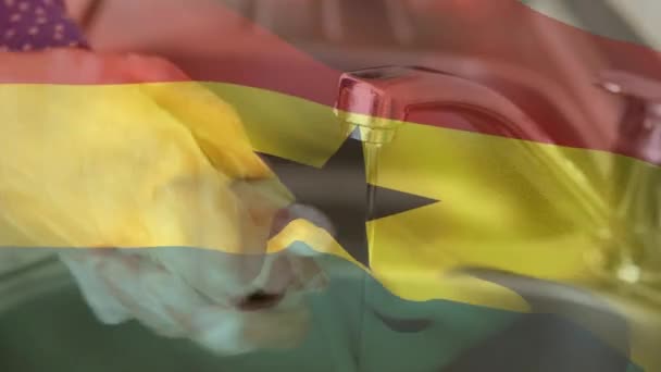 Animacja Ghanajskiej Flagi Falująca Nad Środkową Częścią Kobiety Myjącej Ręce — Wideo stockowe