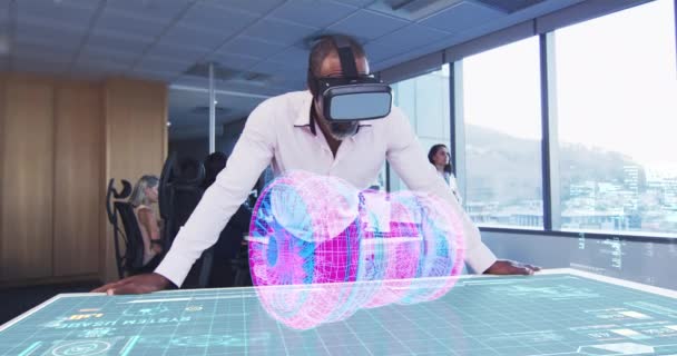 VR kulaklık takan bir iş adamının animasyonu. Masada 3D planı var. — Stok video
