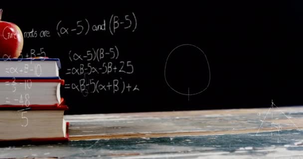 Animación Ecuaciones Matemáticas Flotando Sobre Libros Manzana Sobre Fondo Negro — Vídeo de stock