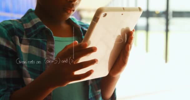 Animação Equações Matemáticas Flutuando Sobre Escolar Usando Tablet Com Corredor — Vídeo de Stock